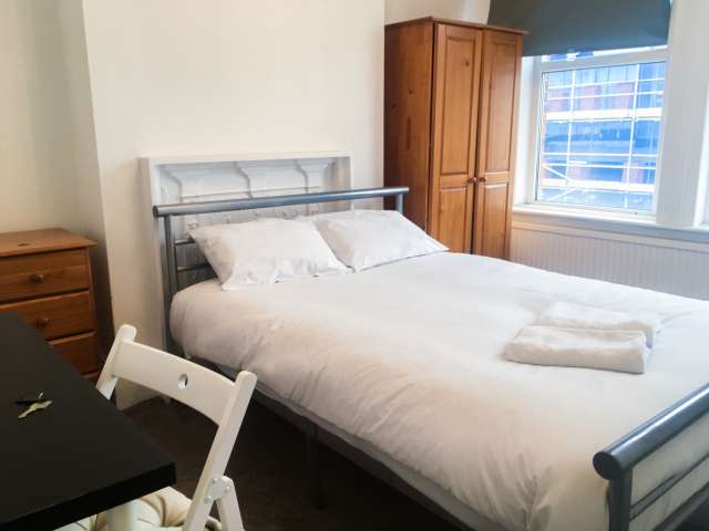 Large room in in 5-bedroom flatshare in Acton, London