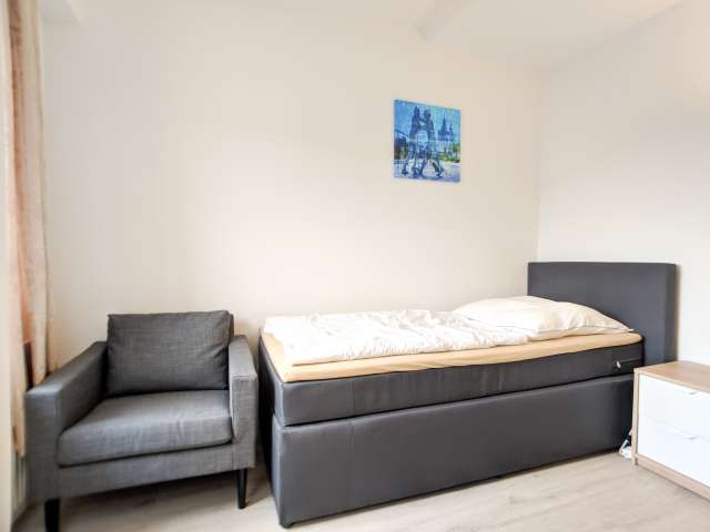 Helles Zimmer in einem Apartment mit 3 Schlafzimmern in Mitte, Berlin