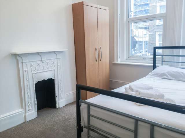 Wonderful room in 4-bedroom flat in Acton, London