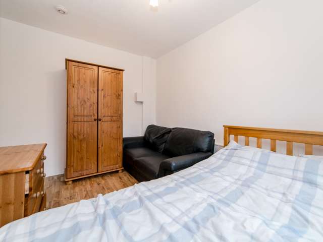 Bright room in 5-bedroom flat in Putney, London