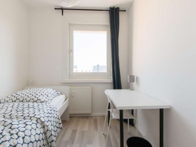 Gemütliches Zimmer in 4-Zimmer-Wohnung in Lichtenberg, Berlin