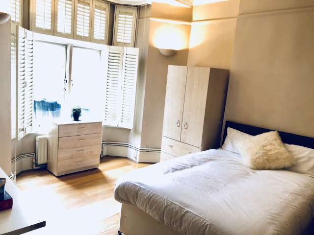 Bright room to rent in Chelsea, London