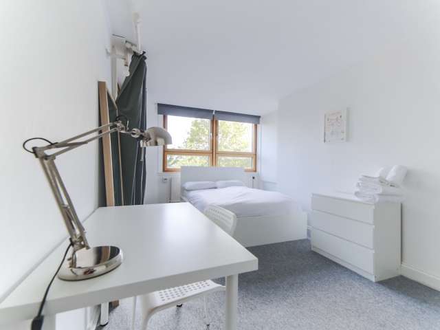 Room in 4-bedroom flatshare in Kensington & Chelsea, London