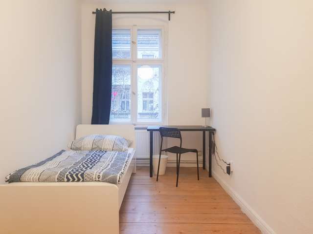 Zimmer zu vermieten in Wohnung mit 4 Schlafzimmern, Charlottenburg