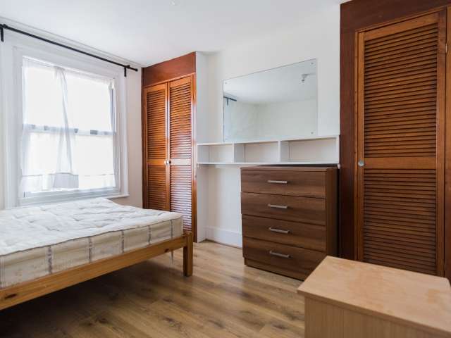 Room with storage in 3-bedroom flatshare in Lambeth, London
