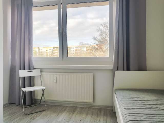 Geräumiges Zimmer in einem Apartment mit 3 Schlafzimmern in Berlin