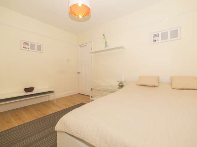 Bright room in great 5-bedroom flat in Edmonton, London