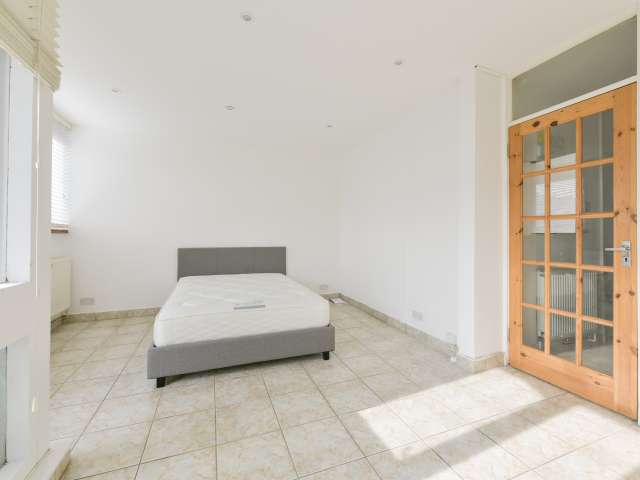 Room for rent in 4-bedroom apartment in Lambeth, London