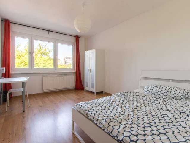 Geräumiges Zimmer in 4-Zimmer-Wohnung in Lichtenberg, Berlin