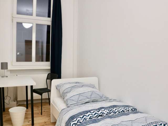 Ordentliches Zimmer in 5-Zimmer-Wohnung in Charlottenburg, Berlin