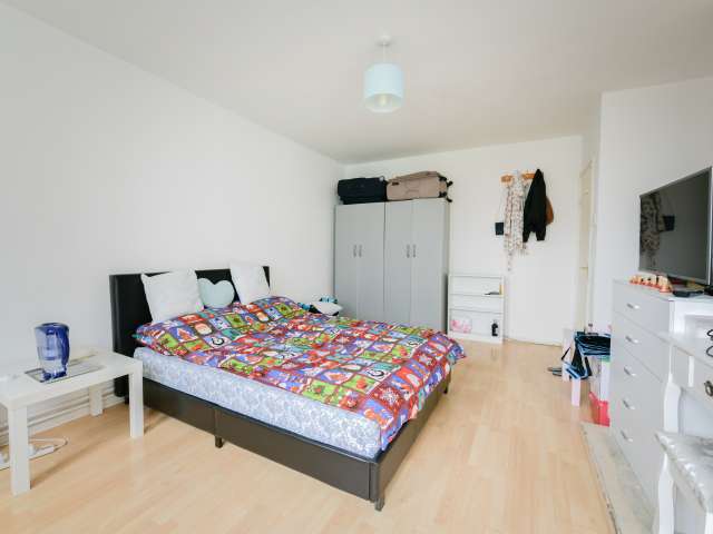 Spacious room in 4-bed flatshare in Tower Hamlets, London