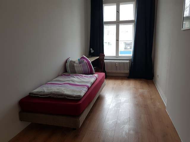 Riesiges Zimmer in 5-Zimmer-Wohnung in Moabit, Berlin