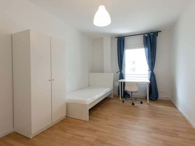 Möbliertes Zimmer in 7-Zimmer-Wohnung in Mitte, Berlin