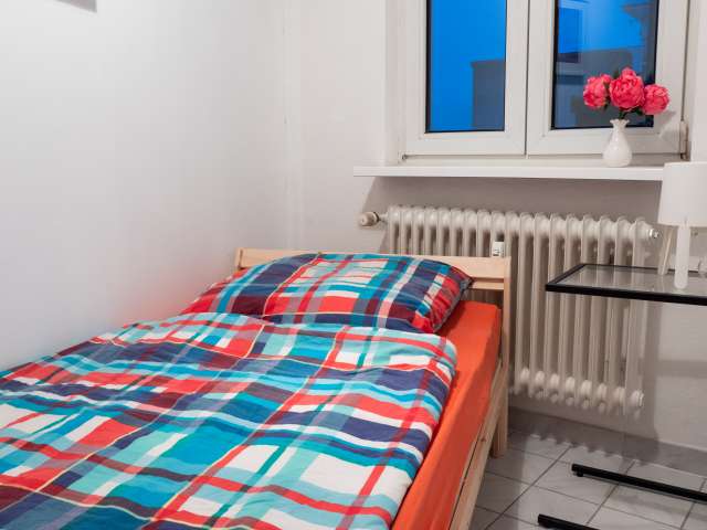 Praktisches Zimmer zur Miete in einer Wohnung mit 6 Schlafzimmern, Mitte