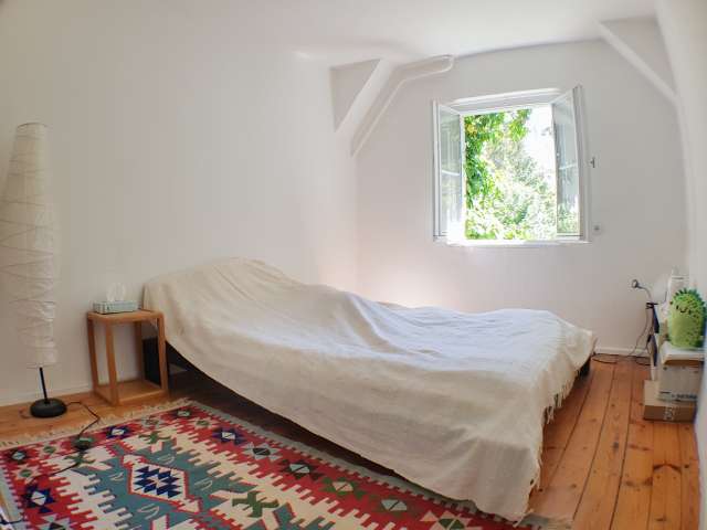 Zimmer zu vermieten in einer Wohnung mit 6 Schlafzimmern