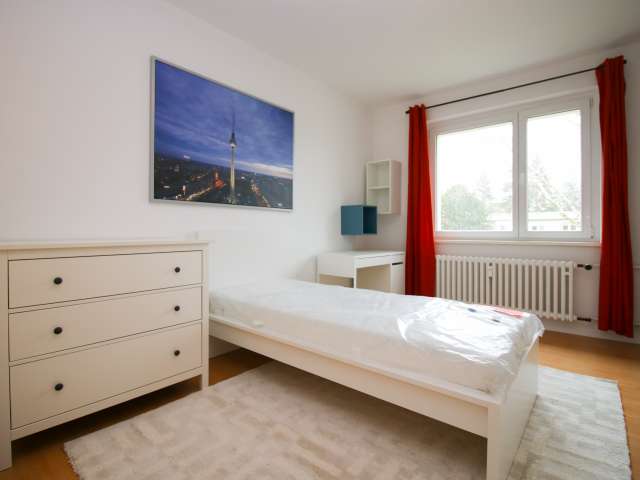 Helles Zimmer in der Wohnung in Tempelhof-Schöneberg, Berlin