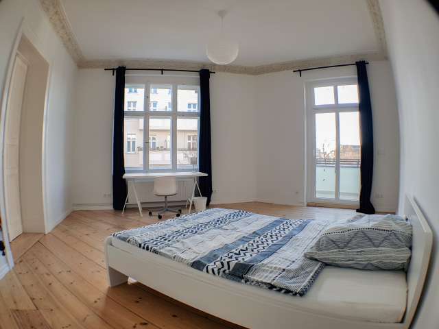Großes Zimmer in Wohnung mit 5 Schlafzimmern in Mitte, Berlin