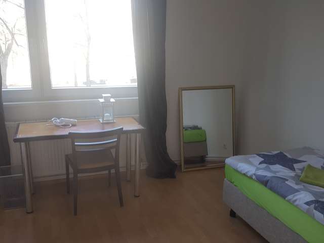 Möbliertes Zimmer in 3-Zimmer-Wohnung in Mitte