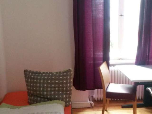 Zimmer zu vermieten in Wohnung mit 7 Schlafzimmern in Charlottenburg