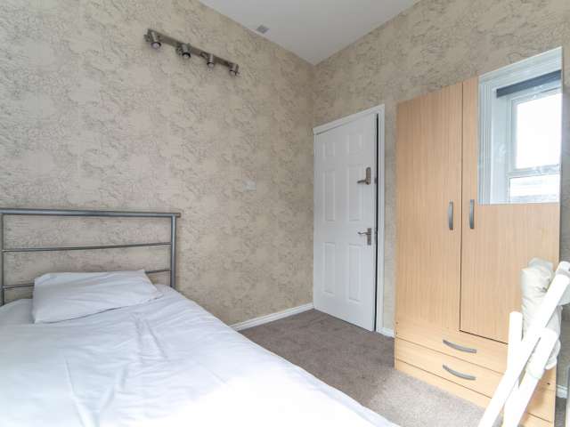 Rooms to rent in 5-bedroom flatshare in Acton, London