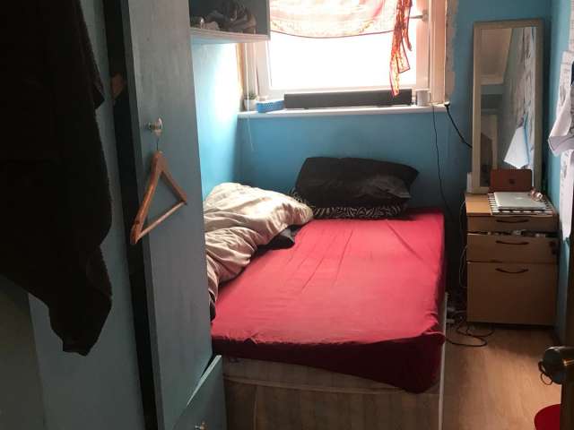 Room to rent in 4-bedroom flatshare in Aldgate East, London