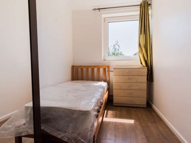 Room to rent in 5-bedroom house in Hammersmith, London