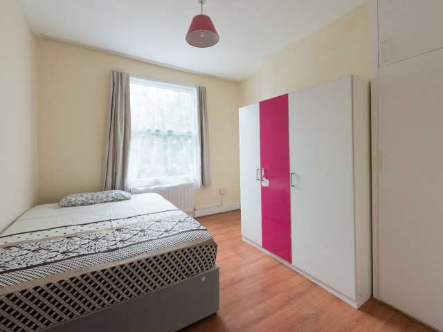 Large room in 5-bedroom flat in Tottenham, London