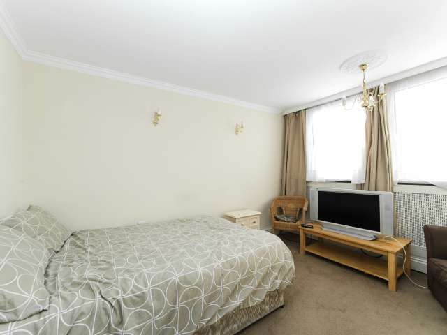 Modern room to rent in 4-bedroom flatshare in Putney, London