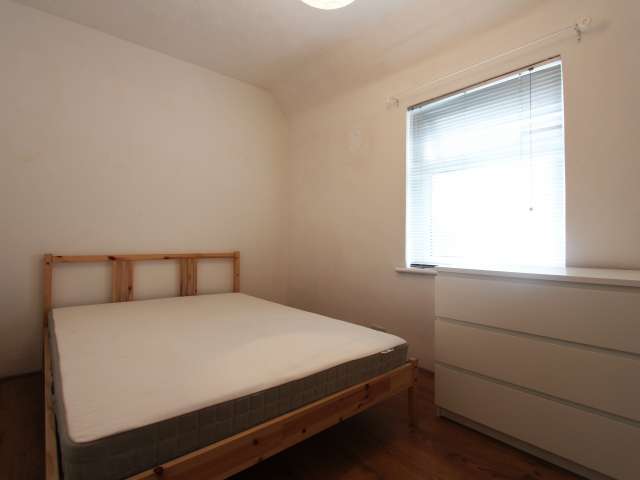 Huge room in shared flat in Newham, London