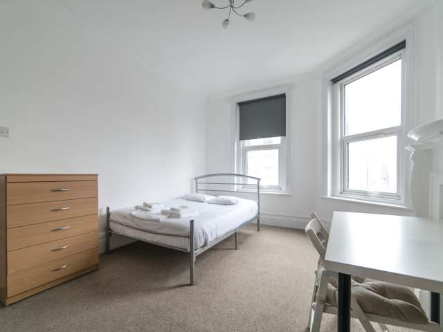 Spacious room in 4-bedroom flat in Acton, London