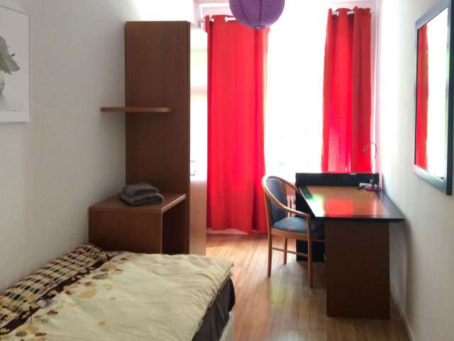 Zimmer zu vermieten in Wohnung mit 4 Schlafzimmern, Friedrichshan