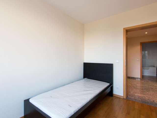 Zimmer zu vermieten in einer Wohnung mit 3 Schlafzimmern in Charlottenburg