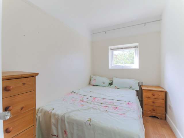 Tidy room in 4-bedroom flat in Wimbledon, London