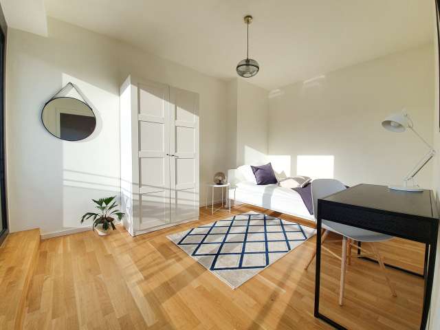 Gemütliches Zimmer zur Miete in Wohnung mit 5 Schlafzimmern, Mitte