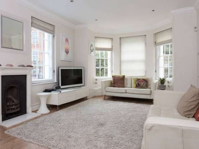 Sunny 3-bedroom flat to rent in Camden, London