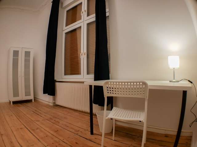 Geräumiges Zimmer in einer 5-Zimmer-Wohnung in Pankow, Berlin