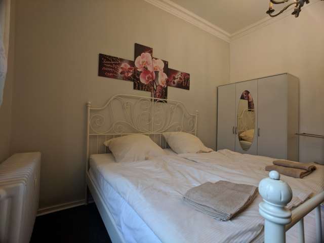 Geräumiges Zimmer zur Miete in Wohnung mit 4 Schlafzimmern in Mitte