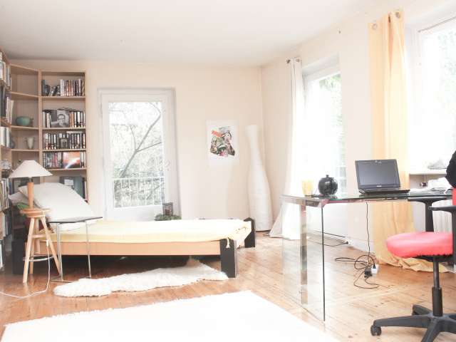 Zimmer zu vermieten in einer Wohnung mit 6 Schlafzimmern