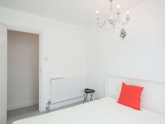 Rooms to rent in 3-bedroom flat in lively Newham, London