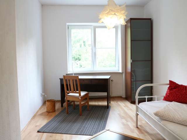 Uriges Zimmer zur Miete in 4-Zimmer-Wohnung in Tempelhof
