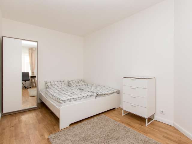 Zimmer zu vermieten in einer Wohnung mit 4 Schlafzimmern in Spandau