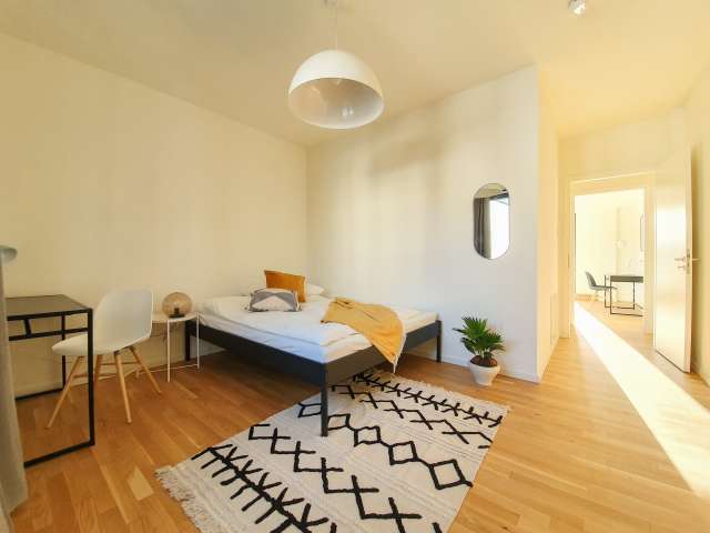 Gemütliches Zimmer zur Miete in einer Wohnung mit 5 Schlafzimmern, Mitte