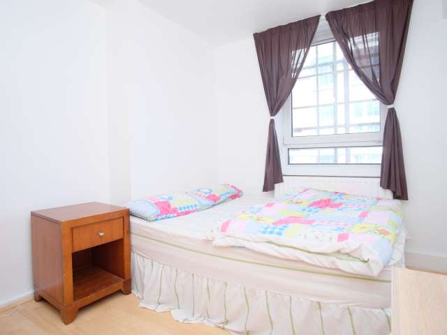 Bright room in 4-bedroom apartment in Tower Hamlets, London