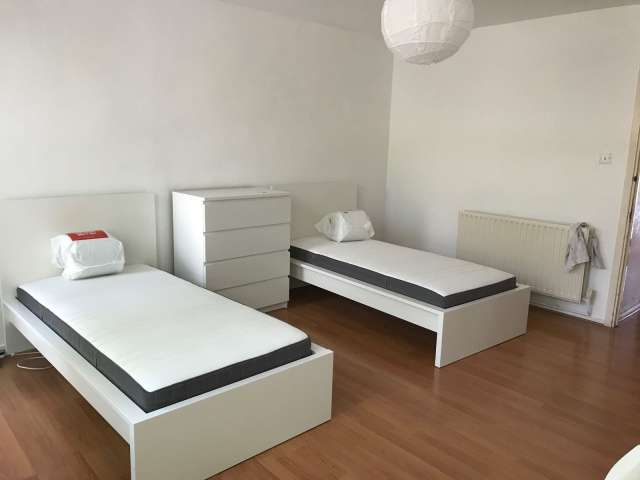 Room for rent in cosy 4-bedroom flat in Camden, London