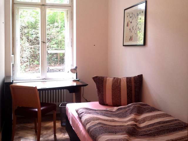 Zimmer zu vermieten in Wohnung mit 7 Schlafzimmern in Charlottenburg