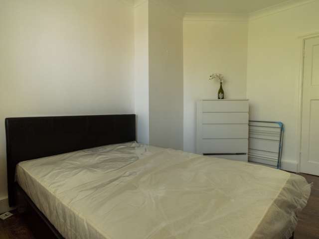 Room for rent in 4-bedroom flat in Hammersmith & Fulham