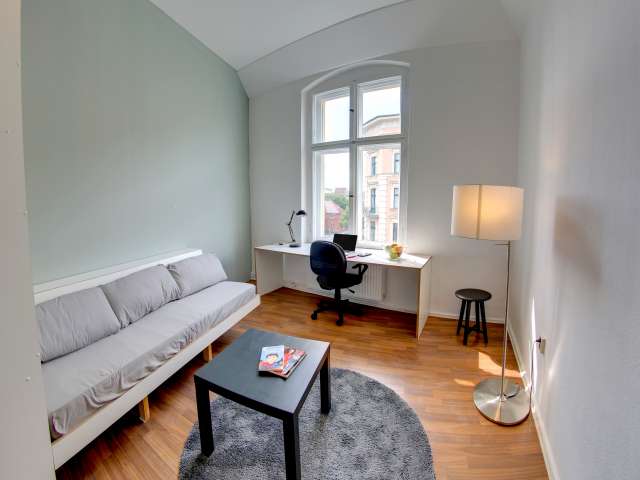 Helles Zimmer in 5-Zimmer-Wohnung in Schöneberg, Berlin