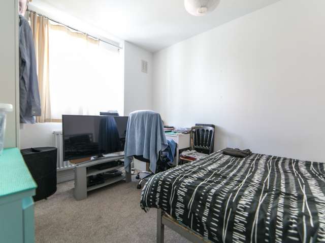 Comfortable room in 5-bedroom flatshare in Camden, London