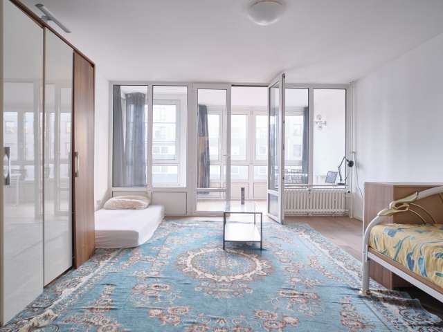 Zimmer zu vermieten in einer Wohnung mit 3 Schlafzimmern in Charlottenburg