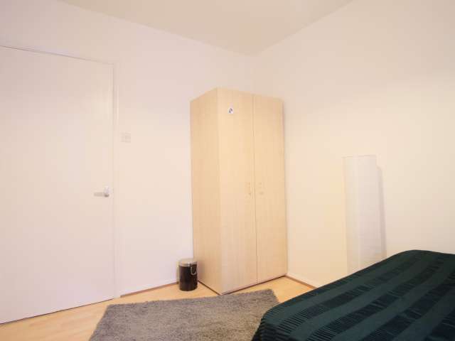 Practical room in 2-bedroom flat in Camden, London
